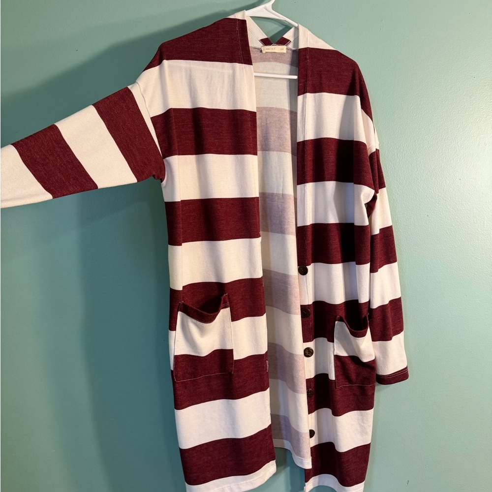 Small knee length cardigan with pockets !